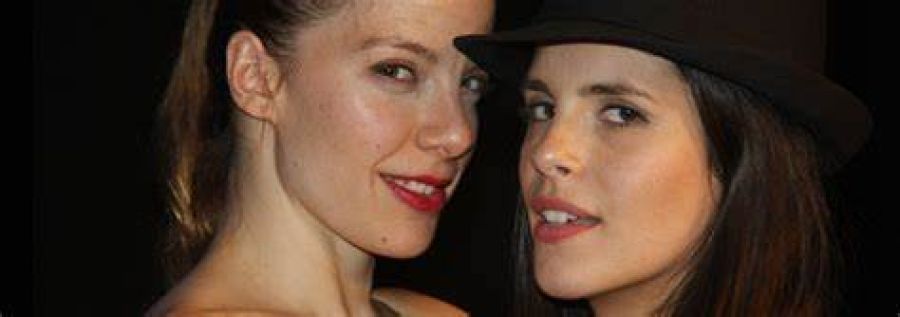 Cristina Esteban y Verónica Pérez en una escena en el teatro Plot Point