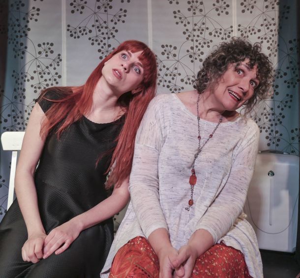 Qué están viendo estas mujeres en la obra de teatro de PLOT POINT