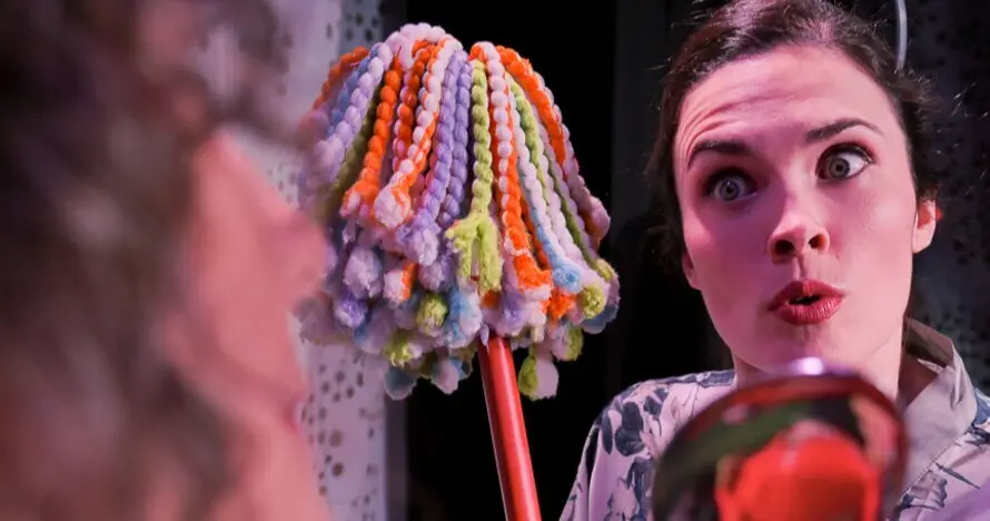 Elera Costa en una escena de la obra musical de Mi madre, Serrat y yo en Plot Point
