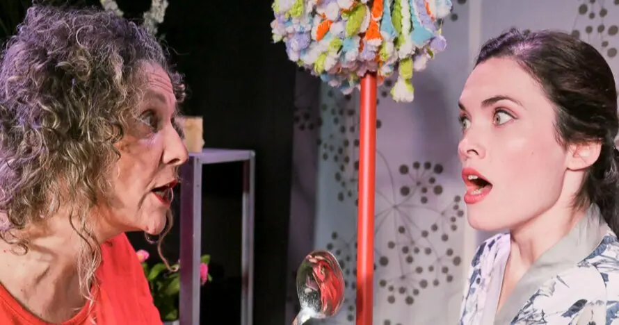 Elera Costa y Marina Skell en una escena de la obra de teatro musical en Plot Point