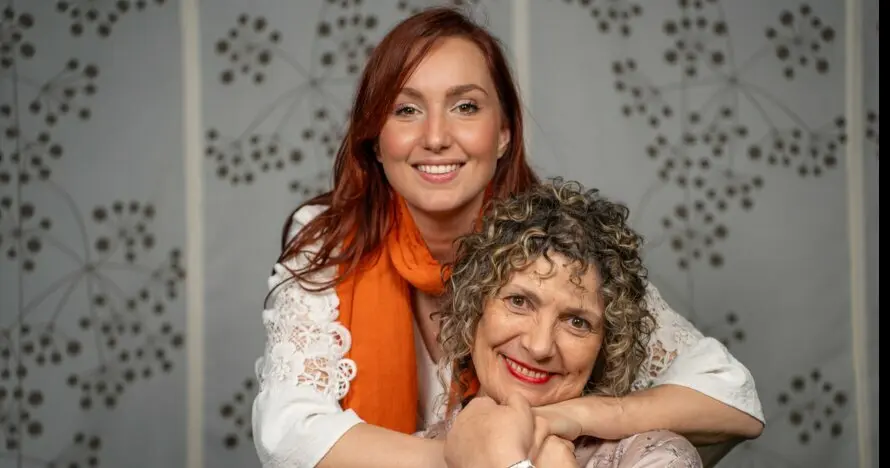 Marina Skell y Cármen Ibéas Plot Point en una escena de la comedia musical con canciones de Joan Manuel Serrat